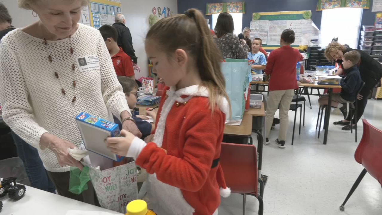 4TH GRADERS COLLECT PACKAGES 5pSOTVO